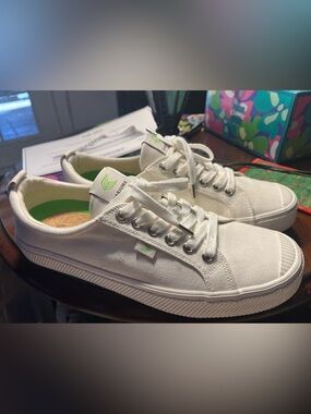 Cariuma White Canvas Low-Top Sneakers with Green Logo